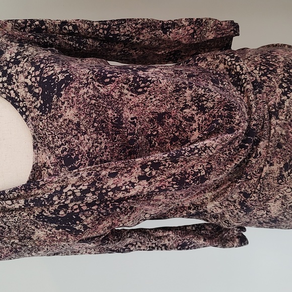 Daisy Fuentes wrap style stretchy top and black and cream, medium - Picture 3 of 6